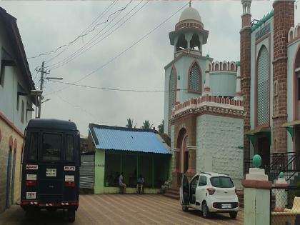 A status with saffron flag has been edited on the mosque, a case has been registered against eight people Chikodi | फोटो एडीट करुन मशिदीवर भगवा झेंडा असलेला लावला स्टेटस, आठ जणांवर गुन्हा दाखल