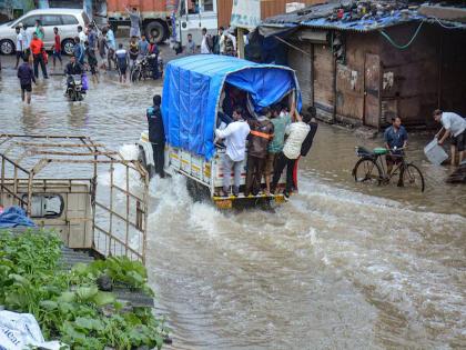 Heavy Rain in Chiplun, Old Bhairi temple road under water, traffic jam | चिपळूण जलमय; जुना भैरी मंदिर रस्ताही पाण्याखाली, वाहतूक ठप्प