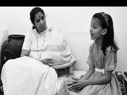 Shruti Haasan's childhood PHOTO in school uniform nearby Asha Bhosle is unmissable PSC | आशा भोसले यांच्यासोबत असलेली मुलगी आता बनलीय प्रसिद्ध अभिनेत्री, ओळखा पाहू कोण आहे ही?