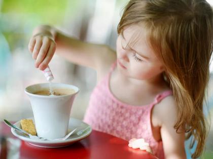 Right age of drinking coffee for kids api | 'या' वयाआधी लहान मुलांना चहा-कॉफी देणं पडू शकतं महागात, गंभीर समस्यांचा करावा लागेल सामना!