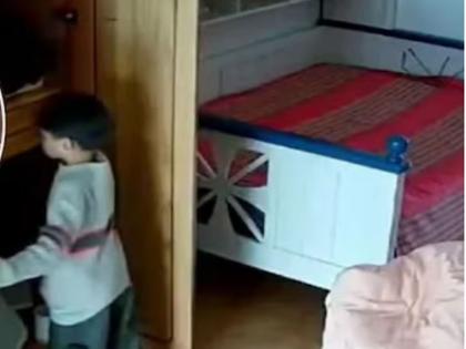 मुलाने कपाटातून आईचा महागडा नेकलेस चोरला, तोडून शाळेतील विद्यार्थिनींना वाटला, त्यानंतर...