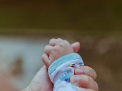 Gold ornament stuck in 6-month-old baby's throat; Doctors' prompt action saves life | ६ महिन्यांच्या बाळाच्या घशात सोन्याचा दागिना; पालक घाबरले, डॉक्टरांच्या तत्परतेने जीव वाचला Gold ornament stuck in 6-month-old baby's throat; Doctors' prompt action saves life | ६ महिन्यांच्या बाळाच्या घशात सोन्याचा दागिना; पालक घाबरले, डॉक्टरांच्या तत्परतेने जीव वाचला