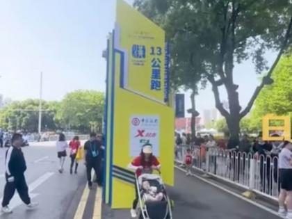 mother completes 13km marathon while pushing baby in stroller in china | सुपरमॉम! आई ६ महिन्याच्या बाळासह मॅरेथॉन धावली, स्ट्रोलरला १३ किमी ढकलले, नेटकऱ्यांनी आईचं केलं कौतुक