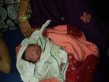 The baby is born in a moving train | धावत्या रेल्वेत महिलेने दिला बाळाला जन्म