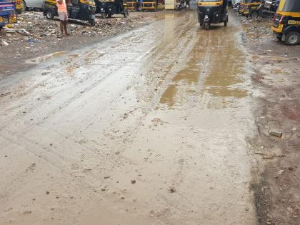 In the first rain in Thane, the road was muddy, MNS aggressive | ठाण्यात पहिल्याच पावसात रस्त्यावर चिखलाचा सडा, मनसेनं घातलं लक्ष