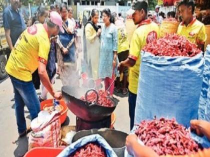 in lalbaugh increase in number of women to purchase red dry chilli for homemade spices | घरगुती मसाल्यांसाठी महिलांचा ‘मसाला गल्ली’कडे मोर्चा, भाव आटोक्यात; गृहिणींना दिलासा