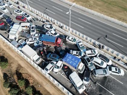 China Road Accident: lots of Cars hit due to fog in China; 17 people died | China Road Accident: चीनमध्ये धुक्यामुळे गाड्या आपटल्या; 17 जणांचा मृत्यू