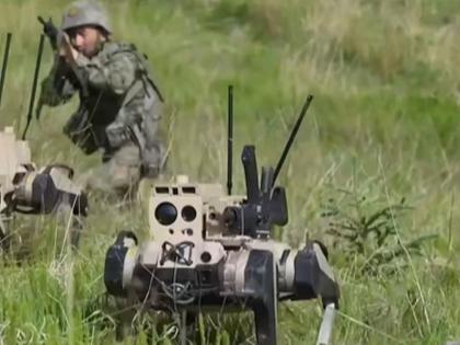 China will now send a wolf to war, a robot that fires 60 bullets per minute; Video of training with the army... | Video: चीन आता 'लांडग्याला' युद्धावर पाठविणार, मिनिटाला ६० गोळ्या झाडणारा रोबो; सैन्यासोबत सरावाचा व्हिडीओ... 