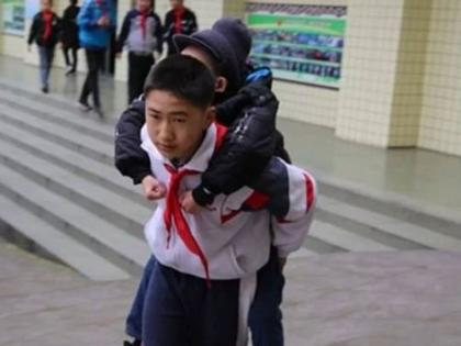 In China a friend is carrying his physically disabled friend to school from past 3 years news goes viral | शाब्बास रे पठ्ठ्या! ३ वर्षांपासून रोज मित्राला पाठीवरून घेऊन जातो शाळेत!