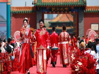Many youth in China want to get married but they do not get the Girls | बायको विकत घेण्यासाठी चीनमध्ये आटापिटा