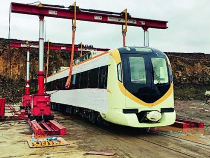 Three metro trains come from China to run on the Hinga route | हिंगणा मार्गावर धावण्यासाठी चीनमधून आल्या तीन मेट्रो रेल्वे 