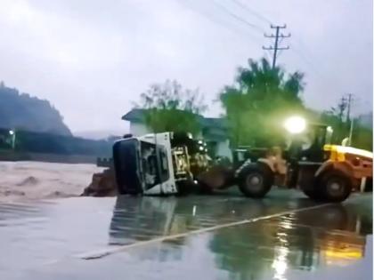 Video chinese bridge collapse kills 11 amid torrential rains state media reports | Video - चीनमध्ये पावसाचा कहर! पूल कोसळल्याने ११ जणांचा मृत्यू, बचावकार्य सुरू