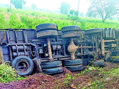 Two killed in truck collision | ट्रकची दुचाकीला धडक दोघे जागीच ठार