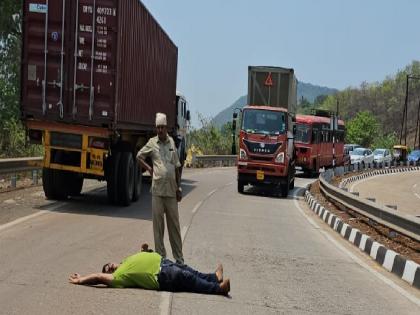 He slept on the Mumbai Goa National Highway for the compensation of the land | जमिनीच्या मोबदल्यासाठी 'तो' चक्क मुंबई-गोवा राष्ट्रीय महामार्गावरच झोपला, गुन्हा दाखल