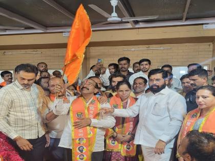 Congress shock in Konkan, Balasaheb entry into Shiv Sena group of former corporators from Chiplun | कोकणात काँग्रेसला धक्का; चिपळूणातील माजी नगरसेवकांनी 'हातात' घेतली 'ढाल तलवार'