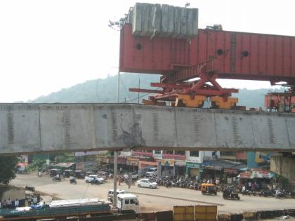 The girder of the flyover in Chiplun collapsed | चिपळुणातील उड्डाणपुलाचा गर्डर खचला; चौपदरीकरणांतर्गत काम सुरू असतानाच घडली घटना