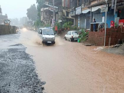 Relief from flood, road water problem in Chiplun is not solved | पुरातून सुटका, चिपळुणातील रस्त्यावरच्या पाण्याचा प्रश्न सुटेना!, वाहतूकदारांसह नागरिक हैराण