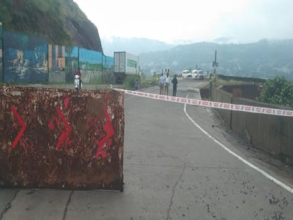 A crack has collapsed in the Parashuram ghat on the Mumbai Goa highway, one-way traffic has started | परतीच्या पावसाने चिपळूणला झोडपले; परशुराम घाटात संरक्षक भिंत कोसळल्याने एकेरी वाहतूक