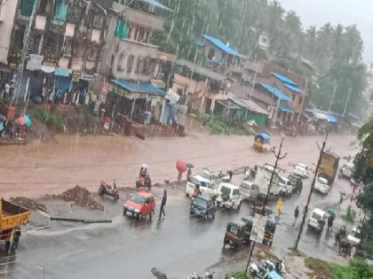 Presence of rains in Chiplun; Traffic jam due to water logging on the road | Rain: चिपळुणात महामार्गच बनला तलाव!, वाहतूक ठप्प; पावसाचा जोर वाढला