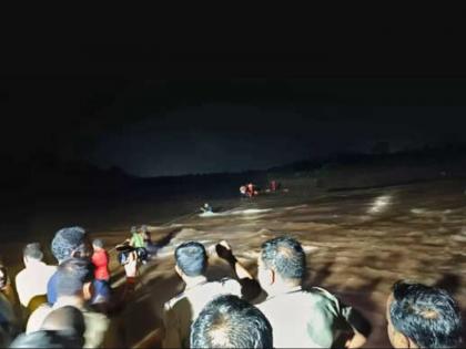 Three people trapped in a riverbed in Chiplun rescued after four hours | चिपळुणात नदीपात्रात अडकलेल्या तिघांची चार तासांनी सुटका