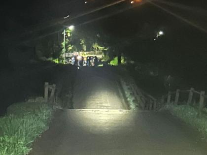 Bridge over Pimpli river collapses at Chiplun; Traffic to Daspati halted | चिपळूण येथे पिंपळी नदीवरील पूल खचला; दसपटीकडे जाणारी वाहतूक ठप्प Bridge over Pimpli river collapses at Chiplun; Traffic to Daspati halted | चिपळूण येथे पिंपळी नदीवरील पूल खचला; दसपटीकडे जाणारी वाहतूक ठप्प