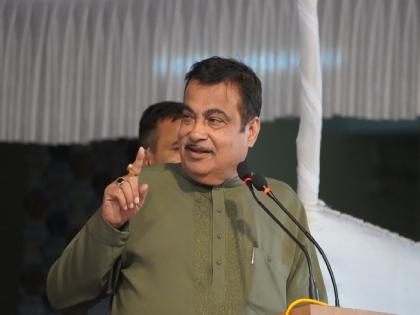 So you can tell when the car will get a puncture, Minister Nitin Gadkari valuable advice to entrepreneurs | ..तर गाडी कधी पंक्चर होईल सांगता येणार नाही, मंत्री नितीन गडकरींचा उद्योजकांना मोलाचा सल्ला