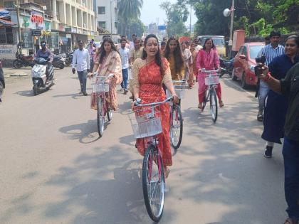 Maharashtra Assembly Election 2024: Chitralekha Patil of Shekap rode a bicycle to fill the nomination form | Raigad: शेकापच्या चित्रलेखा पाटील सायकल चालवत पोहचल्या उमेदवारी अर्ज भरायला