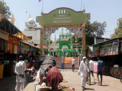 Chalisgaon's Bamoshi Baba Ursus with a tradition of 727 years | ७२७ वर्षांची परंपरा असणारा चाळीसगावचा बामोशी बाबा उरुस