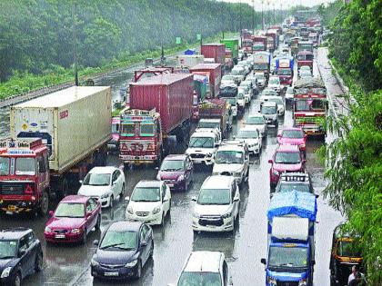 Dug on the highway due to the pits | खड्ड्यांमुळे महामार्गावर कोंडी, मार्गावरील चालकांसह प्रवाशांची गैरसोय