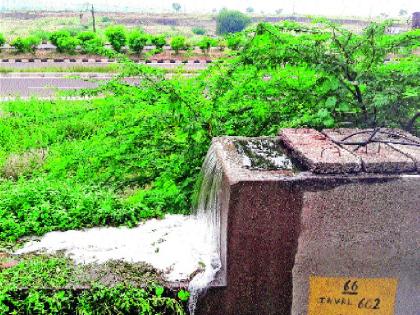  The shakyagandhal of chemical factories started !, the wastewater came on the road | रासायनिक कारखान्यांचा सावळागोंधळ सुरूच!, सांडपाणी आले रस्त्यावर