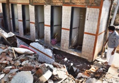 Woman dies after public toilet wall collapses; Three injured | सार्वजनिक शौचालयाची भिंत कोसळून महिलेचा मृत्यू; तिघे जखमी