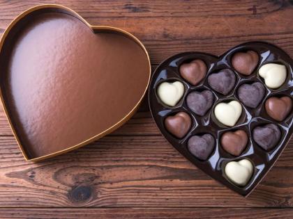 valentines week : Today is 'Chocolate Day', Fill the feeling of affection with love affection | Chocolate Day : कुणी प्रेमाने दिलेल्या चॉकलेटची 'मिठास' साखरेहूनही असते गोड !