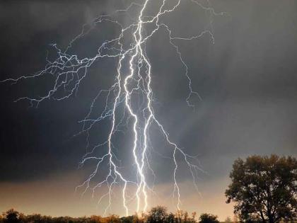 Woman dies due to lightning in Chokul, Sindhudurg district returns to heavy rains | चौकुळ येथे वीज पडून महिलेचा मृत्यू, सिंधुदुर्ग जिल्ह्यात परतीच्या पावसाचा जोर कायम