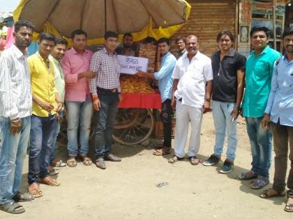 Helping students of Kerala flood surge | केरळ पूरग्रस्ताना विद्यार्थ्यांचा मदतीचा हात