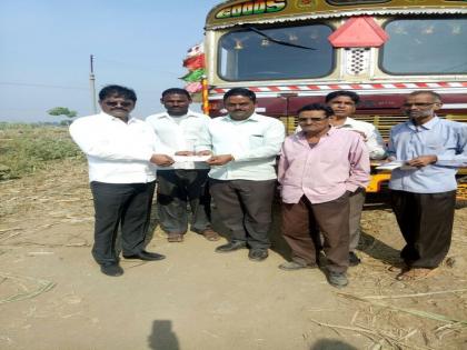 Giving checks to the farmers in the field from Chopda sugar factory | चोपडा साखर कारखान्याकडून शेतात जाऊन शेतकऱ्यांना धनादेश वाटप