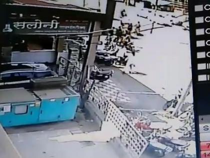 All day long, the businessman was robbed of five lakh rupees, the accused was imprisoned on CCTV | भरदिवसा व्यापाऱ्याला पाच लाख रुपयाने लुटले, आरोपी सीसीटीव्हीत कैद