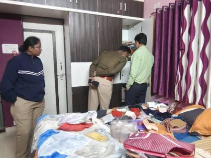 The burglary at the house of the former construction chairman of the municipal council; Lumpas instead of six and a half lakhs | नगरपरिषदेचे माजी बांधकाम सभापती यांच्या घरी चोरी; साडे सहा लाखाचा ऐवज लंपास