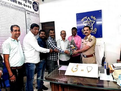 lost gold jewelry worth 4 lakhs were recovered after 2 weeks | 'त्यांची' सात तोळ्यांच्या दागिन्यांची पिशवी हरवली अन् सापडलीही; वृद्ध व्यक्तीचा प्रामाणिकपणा