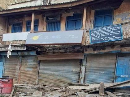 Part of gallery of Chowpad City Post building in Solapur collapsed | सोलापुरातील चौपाड सिटी पोस्ट इमारतीच्या गॅलरीचा भाग कोसळला