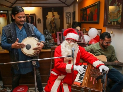 anup jalota celebrates christmas as santa claus singing jingle bell in desi avtar video viral | भजनसम्राट अनुप जलोटा ‘सांताक्लॉज’ बनतात तेव्हा...; पाहा पार्टीचे मजेशीर व्हिडीओ