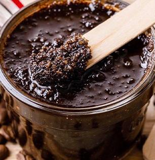 अकाली पिकणाऱ्या केसांवर चमचाभर कॉफी करेल जादू! 'या' पद्धतीने लावा, केस होतील काळेभोर...