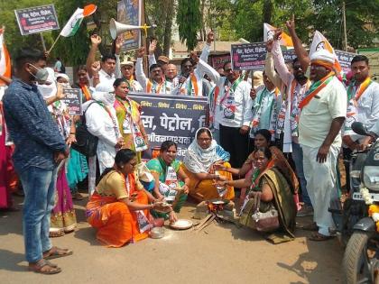 ncp agitation against bjp over fuel hike in gadchiroli | अन् राष्ट्रवादीच्या महिला पदाधिकाऱ्यांनी भरचौकात चुलीवर थापल्या भाकरी