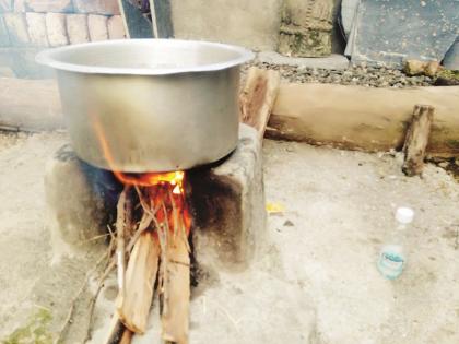 Shocking ; Sanitizer is used to light the stove! | कोणाचा काही नेम नाही; सॅनिटायझरचा वापर होतोय चूल पेटवण्यासाठी !