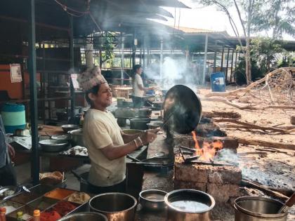 गैस की कमी से होटल मालिक पारंपरिक चूल्हे इस्तेमाल करने को मजबूर।
