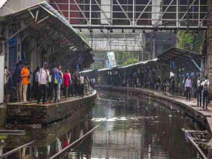 Claim of BMC and Centra railway that there will be no waterlogging in Mumbai was washed away by the torrential rains | मुंबईचे 'मेघा' हाल; महापालिका, रेल्वे प्रशासनाचे सगळे दावे फोल