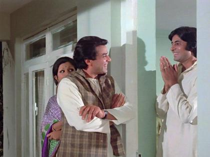 Amitabh bachchan dharmendra starrer chupke chupke hindi movie was made just in 15 lakhs rupees collected 1.2 crores | फक्त १५ लाखात बनला होता हा सुपरहिट सिनेमा, तब्बल १.२ कोटींचा गल्ला जमवला