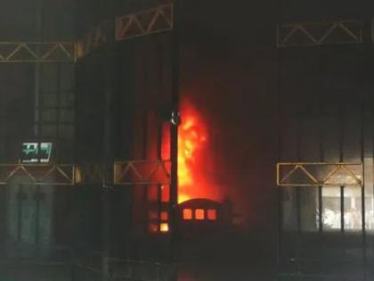 Fire at Churchgate station Accident at peak rush hour Smoke all over the local platforms | चर्चगेट स्थानकात आगीमुळे पळापळ; ऐन गर्दीच्या वेळी दुर्घटना; फलाटांवर धुराचे लोट Fire at Churchgate station Accident at peak rush hour Smoke all over the local platforms | चर्चगेट स्थानकात आगीमुळे पळापळ; ऐन गर्दीच्या वेळी दुर्घटना; फलाटांवर धुराचे लोट