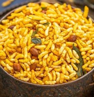 पचायला हलका आणि चवीला भन्नाट, मुरमुऱ्यांचा लसूण मसाला चिवडा-महिनाभर टिकतो खमंग लागतो..