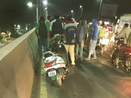 traffic jam on cidco Fly over at Aurangabad due to drunk woman | धिंगाणा ‘तिनं’ घातलाय ना...; मद्यधुंद महिलेच्या भांडणाने उड्डाणपुलावर वाहतूककोंडी