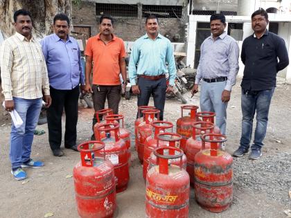 Illegal sale; old city police seized 13 cylinders | अवैध विक्री; जुने शहर पोलिसांनी केले १३ सिलींडर जप्त